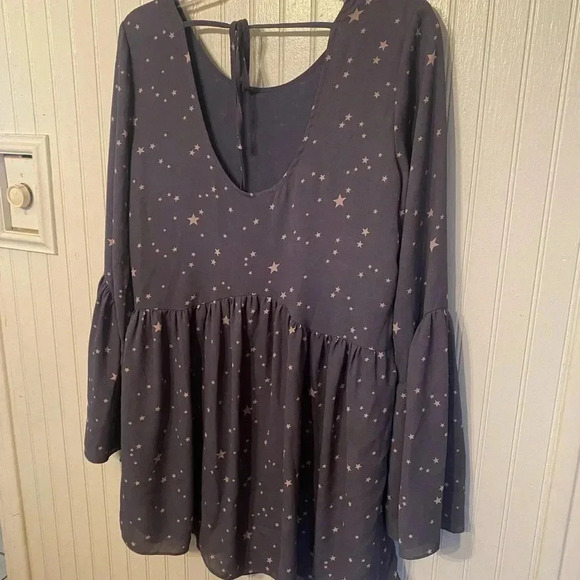 Nwot Buddy Love peplum with bell sleeve blouse - Picture 3 of 5